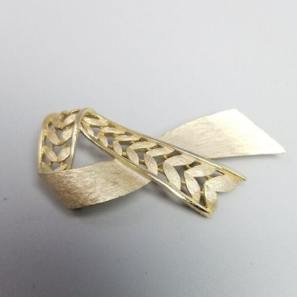 Vintage Crown Trifari Brush Gold Tone Ribbon Brooch, Signed Lapel Pin, Estate - Picture 3 of 8